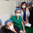 La cirujana, en el centro, junto a parte del equipo de especialistas.