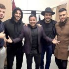 Henry Bustamante con los participantes del reality turco