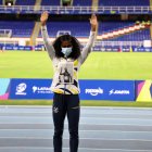 Anahí Suárez en la premiación con la foto de Álex Quiñonez.