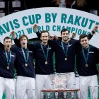 El equipo de Rusia celebra tras vencer al equipo de Croacia en la final de la Copa Davis, este domingo en el Madrid Arena.