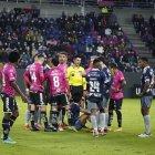 Joao Rojas quedó tendido en el césped, tras sufrir una lesión en su pierna derecha.