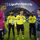 Luis Quiroz (c) fue el juez central del duelo entre Independiente del Valle y Emelec.