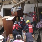 Los Bomberos de Rumiñahui rescataron lo que más pudieron de los enseres de esta familia.