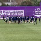 Previo al entrenamiento con el Valladolid, Gonzalo Plata fue recibido con una fila india.