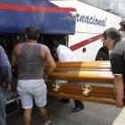 Un bus de la cooperativa Loja se usó para llevar féretros.