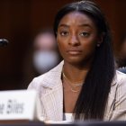 La gimnasta olímpica Simone Biles testifica durante una audiencia, en una fotografía de archivo.