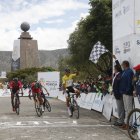 Steven Haro (Team Pichincha) al cruzar la meta en la Mitad del Mundo como campeón de la Vuelta al Ecuador.