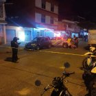 Agentes policiales llegaron al sitio para investigar el hecho violento.