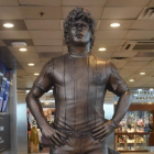 Estatua en honor al fallecido futbolista Diego Armando Maradona, en el Aeropuerto Internacional Ministro Pistarini, en la localidad de Ezeiza