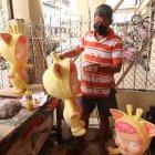 Tradicional. Carlos González continuaba ayer la pintada de pequeños muñecos tradicionales, que también son vendidos por su bajo precio.