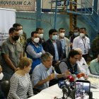 El presidente Lasso con sus ministros, técnicos y autoridades de Zaruma y El Oro, durante la rueda de prensa.