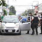 La puerta del copiloto quedó con orificios en consecuencia de los disparos propinados.