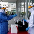 Personal de salud toma muestras para detectar la covid-19 en Quito