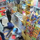 Las cámaras del local grabaron el atraco y la consecuente aprehensión de los delincuentes.