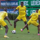 El volante Michael Carcelén (c) fue renovado por cuatro años más en Barcelona.