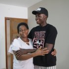 De ‘pelado’ trabajaba para ayudar a su madre. a sus 21 años, le renovó la ‘caleta’ a du mamita Marilyn Izquierdo. ¡Una locura navideña!