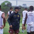 El estratega argentino, Fabián Bustos (c), continuará una temporada más en Barcelona.