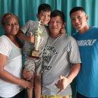 Dixon Vera (d) junto a su mamá Sandra Rodríguez, su hermano pequeño Daxel y su papá Darwin.