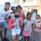 Gonzalo Plata, y los vecinos de su zona en el suburbio de Guayaquil.