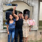 Franio Efrén Sarango Masache junto a su hija y su mamá, felizote por haberse ganado las 500 'latas' de la promoción ¡Despega y Gana!