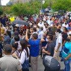 Representantes de más de 50 líneas de buses urbanos de Guayaquil se concentran en los exteriores de la ATM