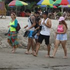 Aunque el día estuvo algo nublado desde muy temprano, decenas de turistas salieron a la playas.