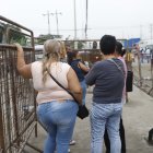 Las familias incluso suelen llegar de otras provincias del país para aguardar la salida de sus allegados de la Penitenciaría del Litoral, en Guayaquil.