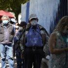 Ciudadanos en Quito hacen fila para ser inoculados con la tercera dosis contra la covid-19, en momentos en que el país sufre un aumento de casos.