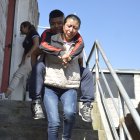 Doris carga en su espalda a su hijo para llevarlo a su terapia o a las consultas médicas.