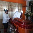 Muestras de dolor durante el velatorio de la víctima en su domicilio.