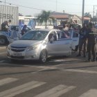 En el parabrisas frontal del automotor podían notarse los orificios dejados por el ingreso de proyectiles.