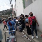 La mañana de este jueves 6 de enero de 2022, decenas de afiliados aguardaban por entrar a hacer el trámite.