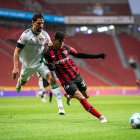 Piero Hincapié (d) fue titular en el empate que el Bayer Leverkusen alcanzó ante el Unión de Berlín.