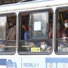 El servicio de transporte urbano ha sido muy cuestionado por falta de medidas de prevención.