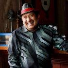 El artista ecuatoriano con gran ingenio adaptó la letra de su canción 'Asciéndeme a marido'.