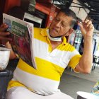 Vicente no se cansa de ojear nuestras páginas. Somos su compañía en el ‘camello’.