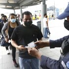 Guardias y personal administrativo de la Metrovía revisa el carné de vacunación en el ingreso a uno de los paraderos del servicio.