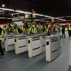 Ya fueron colocados los torniquetes para el cobro de pasajes en las paradas.