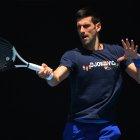 El tenista serbio Novak Djokovic durante un entrenamiento en las pistas de Melbourne Park en Melbourne, Australia, .