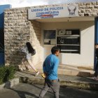 El vecino que colocó los ventanales del retén se asombró cuando vio el video. Dijo que es algo bochornoso.