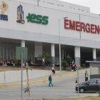 En los exteriores del Hospital del IESS de Ceibos, familiares de pacientes confiesan su miedo por el incremento de contagios y decesos.