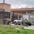 El vehículo de Medicina Legal a su llegada al centro de rehabilitación del Azuay.