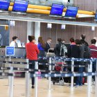 Solo podrá ingresar un acompañante para recibir o despedir a los viajeros.