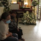 Marcela Balladares (izquierda) estaba desconcertada por el crimen de su hijo.