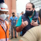 Momento en el que las autoridades locales supervisaban el hecho en el sitio.