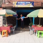 El emprendedor posa fuera de su local.