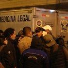 Los vecinos esperaron hasta que el cuerpo fue llevado a la morgue.