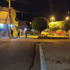 Al lugar, llegaron agentes policiales a levantar la escena del crímen.