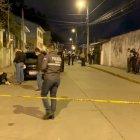 La víctima estaba dentro de un vehículo cuando llegaron los motorizados y lo asesinaron.
