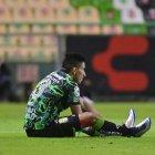 Ángel Mena, salió lesionado en su partido en México.